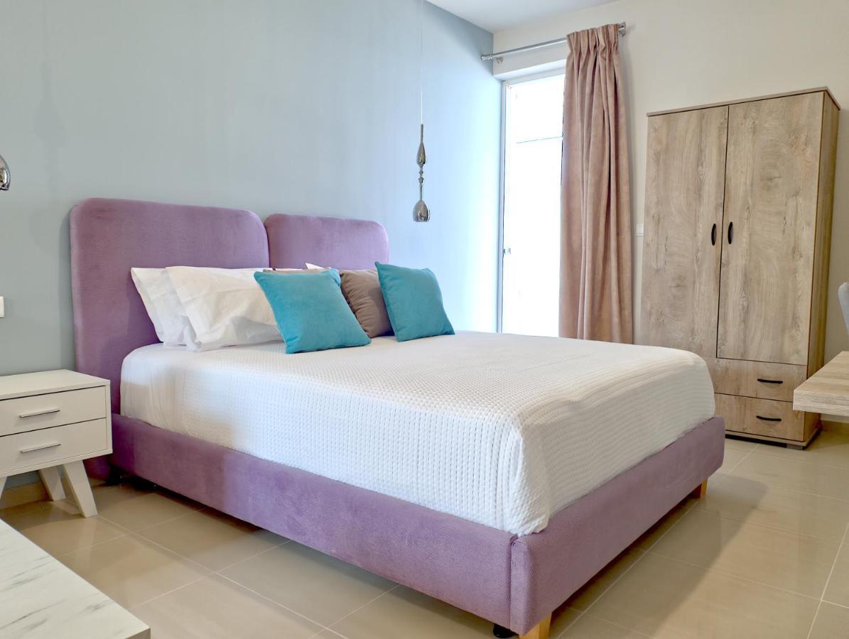 Epipleon Luxury Suites: Spacious Beachfront With Expansive Terrace Apartment *